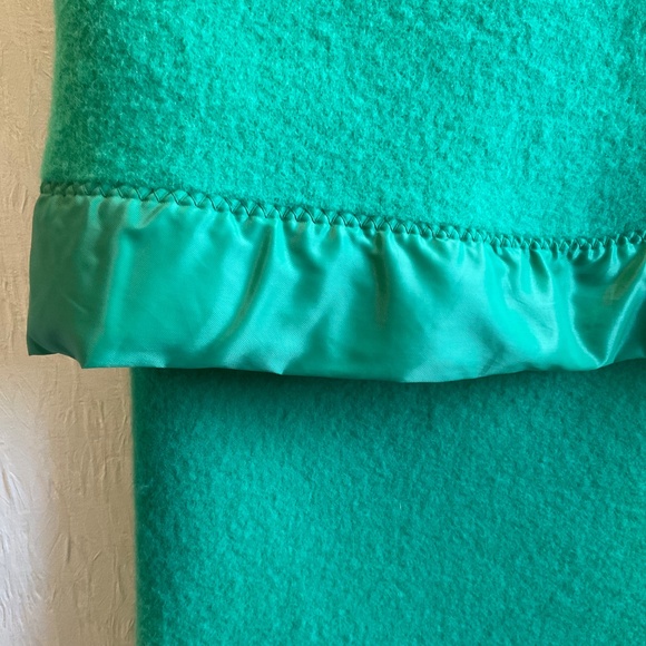 Wool Blanket Green Old Mill Glen Laine by Bainton 100% Wool Blanket Satin Trim - Picture 6 of 13